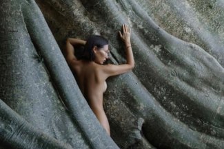 俄罗斯妇女路易莎·科塞克 (Luisa Kosek) 在巴厘岛一棵拥有 700 年历史的圣树旁的裸体照片出现后，于 4 月被驱逐出境。