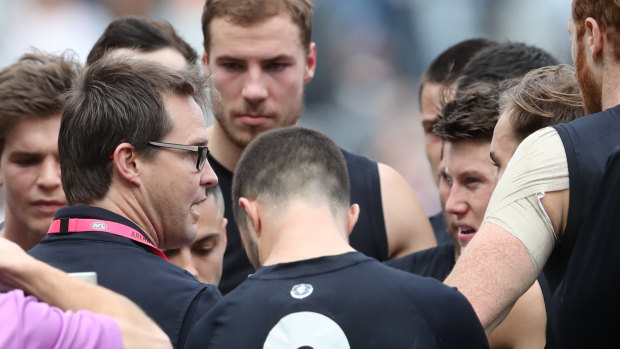 Carlton's interim coach David Teague talks to his players in the first quarter break in the match against the Crows.