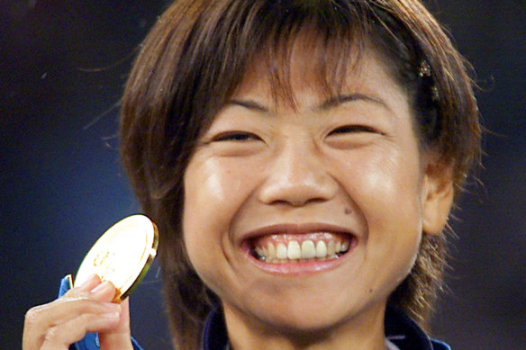 Japan's Naoko Takahashi holds up her gold medal at the Sydney Olympics on September 24. 