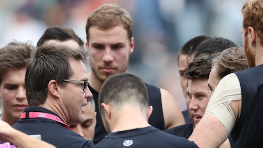 Carlton's interim coach David Teague talks to his players in the first quarter break in the match against the Crows.