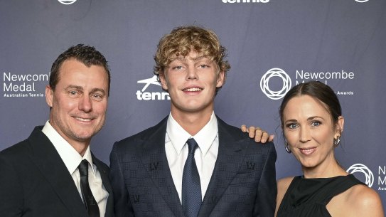 Lleyton, Cruz and Bec Hewitt on the blue carpet.