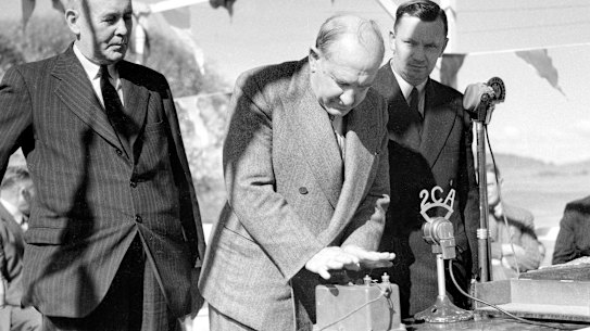 O governador-geral William McKell detona os primeiros explosivos no lançamento do projeto hidrelétrico de Snowy Mountains em 17 de outubro de 1949.