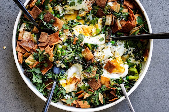 Green shakshuka with crispy pita crisps.