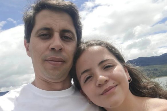 Pedro Foraro com sua filha Emília. Emilia morreu por comer chocolate envenenado.