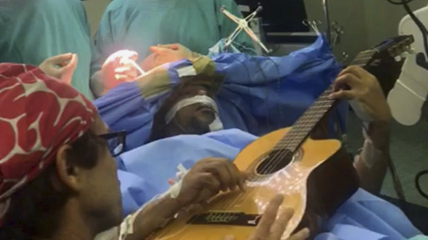 Jazz musician doesn't drop a beat during brain surgery