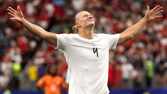 Erling Haaland comemora seu gol na Noruega.