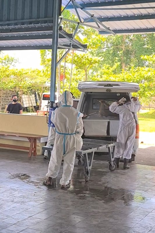 The body of Martin’s mother-in-law was transported along with another casket from Jakarta to Cirebon. 