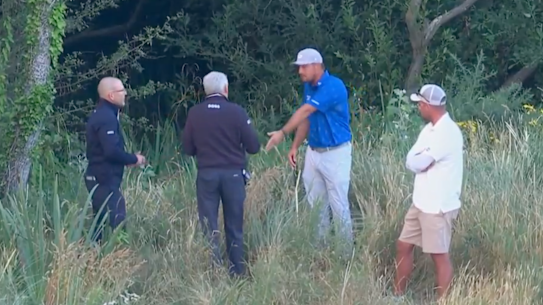 Bryson DeChambeau fala com os dirigentes após sua rodada na sexta-feira no British Open.
