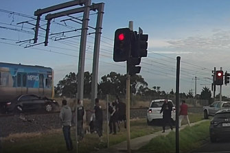 週四下午，墨爾本北部Coolaroo的一輛火車撞上一輛卡在鐵軌上的汽車，旁觀者的行車記錄儀鏡頭截圖。