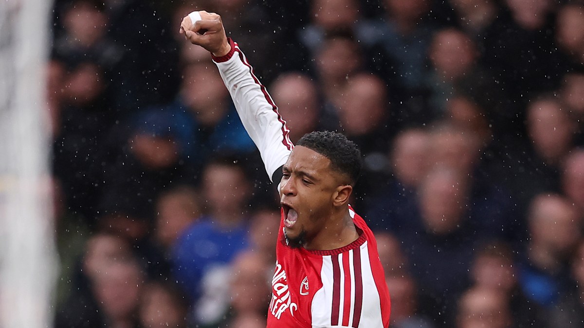 Huge swing in title race as champs make their move