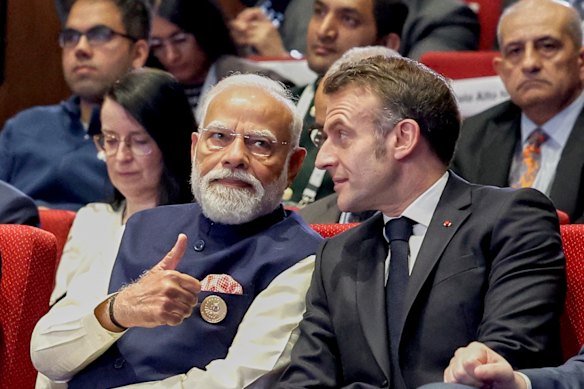 O primeiro-ministro da Índia, Narendra Modi (à esquerda), conversa com o presidente francês Emmanuel Macron durante a Cúpula da IA ​​em Nova Delhi, na Índia, na semana passada.