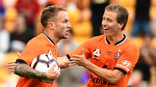 Taggart rescues Roar in stormy A-League draw with Mariners