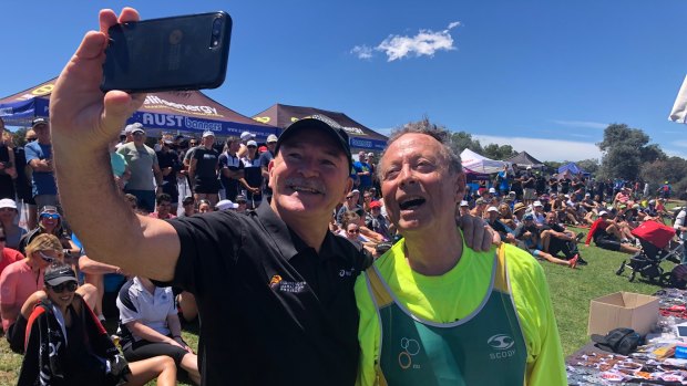 Australian marathon legend Rob de Castella takes a selfie with 81-year-old triathlete Lachlan Lewis. 