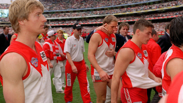 Tony Lockett and the Swans after the 1996 grand final.