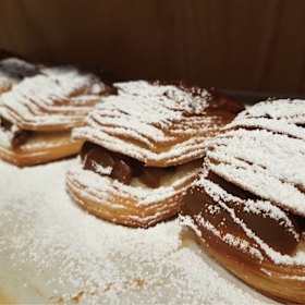 Argentinian pastry, filled with dulce de leche.
