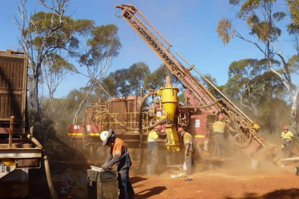 Mining professionals Destec will join Macarthur Minerals to progress its Lake Giles iron ore project in WA.