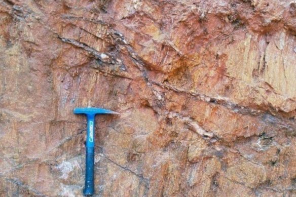 Gold-mineralised quartz veins in metasediments across open artisanal gold-mining pits at Dalaroo Metals’ Bondoukou project in West Africa. 
