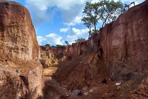 Aurum Resources is rapidly expanding its 3.22-million-ounce Boundiali gold project in Côte d’Ivoire, where extensive previous and ongoing artisanal mining operations (pictured) offer powerful evidence of shallow gold potential.