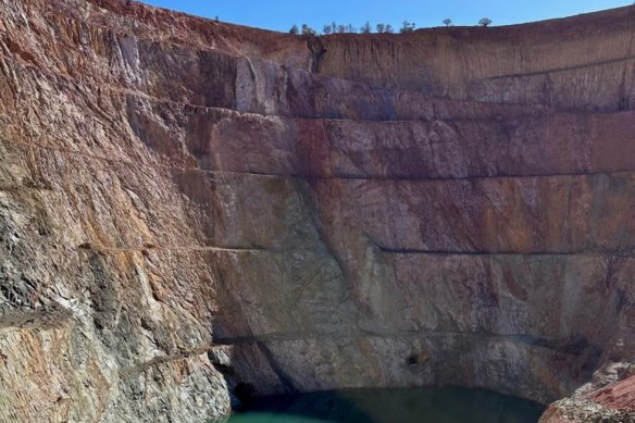 The north wall of Javelin Minerals’ newly acquired Eureka open pit exhibits classic multiple steeply-dipping gold mineralised shears. 