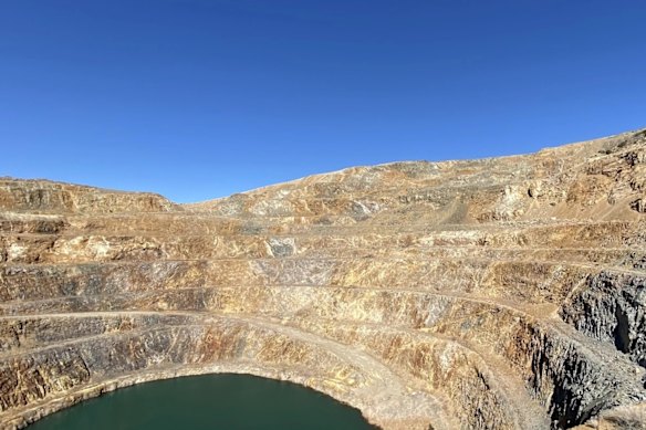 Dateline Resources has kicked off a bankable feasibility study at its 1-million-ounce Colosseum gold deposit as the yellow metal price soars above US$3400 per ounce.