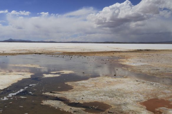 El vasto Salar de Uyuni en Bolivia, el lago salado que contiene litio más grande del mundo, donde Cosmos Exploration planea comenzar la producción de litio.