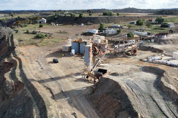 Auric Mining has locked in the acquisition of the 180,000-tonnes-per-annum Burbanks gold plant south of Coolgardie in Western Australia’s Goldfields region.