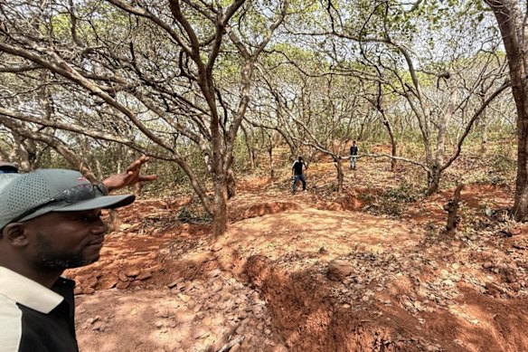 Dalaroo Metals’ Bondoukou gold project in Côte d’Ivoire features extensive artisanal near-surface gold mining along a 600-metre-long strike.