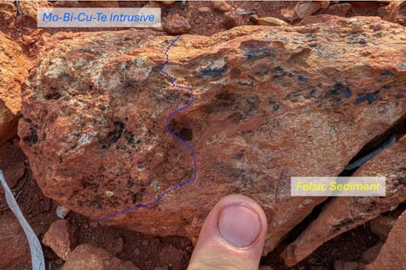 Gateway Mining’s surface rock sampling has identified a sample which shows evidence of the contact between the outcropping Great Western granitoid intrusive (left) and its enclosing sedimentary rock (right).