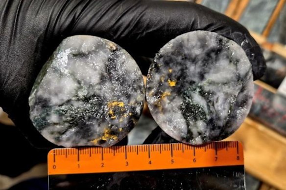 Lac Gold has identified prominent visible gold in quartz veining from 152.05m depth in diamond core from a hole drilled into its Astoria target at Rouyn in Quebec.