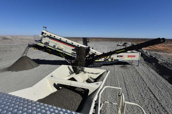 Pacgold Limited’s Metso screen and Nordberg HP300 cone crusher being commissioned at the White Dam heap leach pad in South Australia.