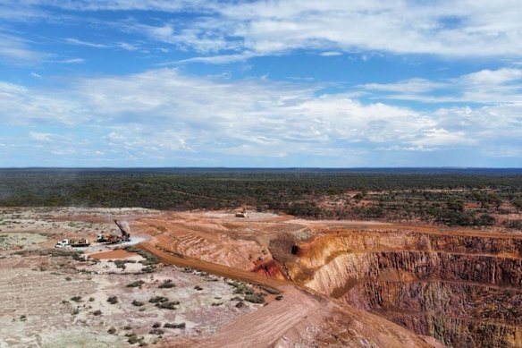 The reverse circulation drill rig at Javelin Minerals’ Eureka gold project has hit high-grade gold immediately to the north and south of the existing pit.