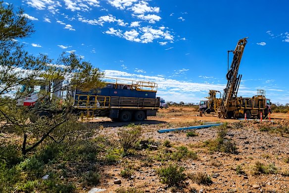 Great Southern Mining’s reverse circulation drill rig begins the company’s 15,000m drilling campaign at the Golden Boulder discovery within its Duketon Gold Project in Western Australia.