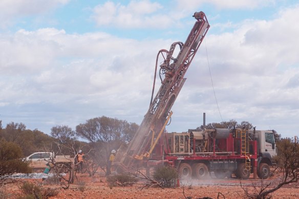 Augustus Minerals has restarted reverse circulation drilling at its extensive Music Well gold project, north of Leonora in WA’s historic Eastern Goldfields.