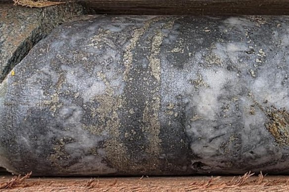 Diamond drill core from 59 metres depth at Aguia Resources’ Santa Barbara gold deposit in Colombia intersected 0.45m grading 15.0g/t gold including a 0.15m section running at 44.20g/t gold and 74.2 g/t silver. 