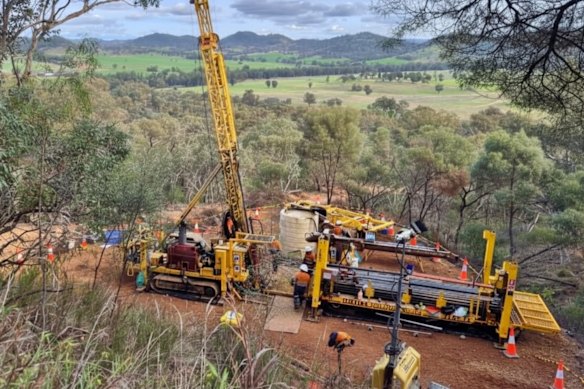 

Drilling on site at Kuniko Limited’s Commonwealth-Silica Hill project 100km north of Orange in NSW.