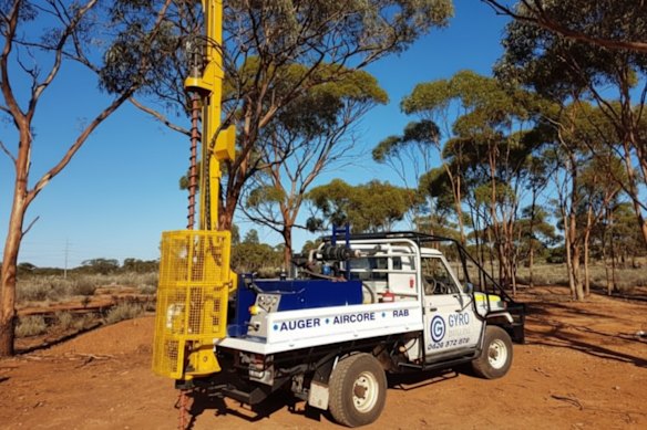 Golden Dragon Mining’s auger drilling has defined a 2.2km-long gold anomaly at its Stella Range project outside Laverton in Western Australia.

