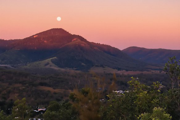 Zenith Minerals’ Red Mountain gold project in Queensland’s Auburn Sub-province offers a proven intrusive-related gold system or breccia-pipe setting for gold mineralisation.