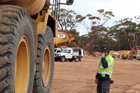 Auric Mining is mobilising mining equipment to its Jeffreys Find operation this week.