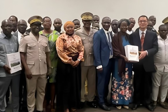 Aurum Resources has secured three environmental approvals for its Boundiali mining licence applications in Côte d’Ivoire. Members of the EIESA Inter-Ministerial Technical Committee pictured with Aurum representatives in Abidjan on 7 May 2026.
