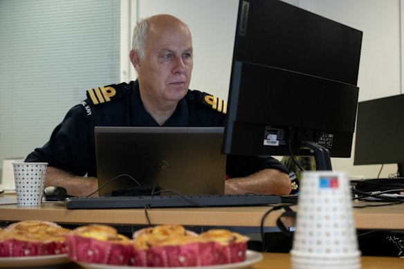 O Ducer James Schnadhorst monitora dados em tempo real coletados do negócio que você deseja 10 no Mar Báltico.