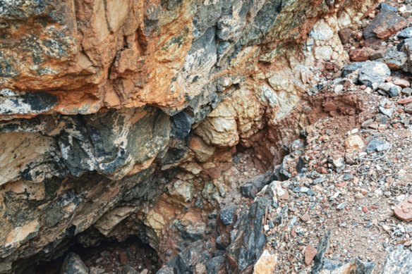 A gold-bearing quartz vein grading 6.4g/t gold exposed in a shallow historical working at Venus Metals’ Henderson project in Western Australia’s Eastern Goldfields.