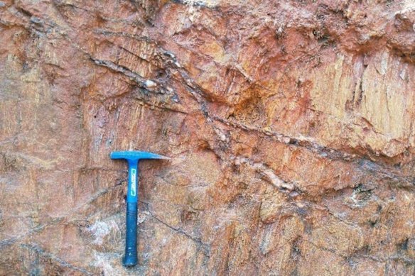 Dalaroo Metals has identified gold-mineralised quartz veins in metasediments across open artisanal gold-mining pits at its Bondoukou project in West Africa.