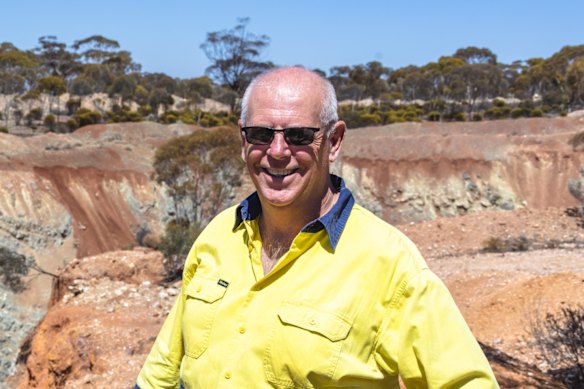 Auric Mining managing director Mark English has more than 43 million reasons to smile following completion of the company’s Munda starter pit, five kilometres west of Widgiemooltha in WA.