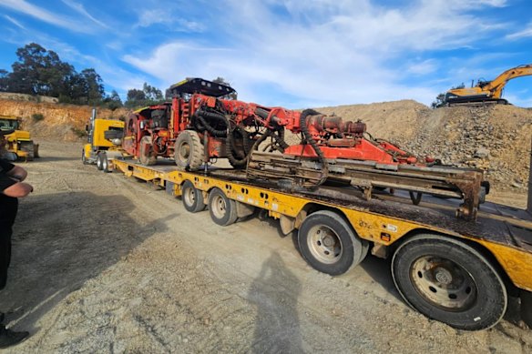 Kaiser Reef’s twin-boom jumbo being delivered to Union Hill at Maldon in Victoria.