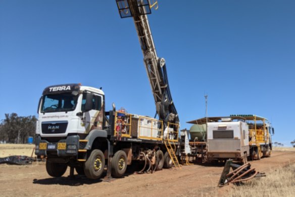 A drill rig testing regio<em></em>nal clay-hosted targets at Critica’s Brothers rare earths project outside of Mount Magnet in WA.