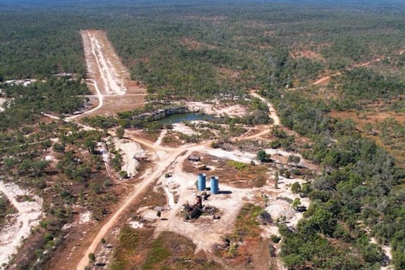 Pacgold Limited has unveiled new assays from its 13,000-metre drilling program at the company’s Alice River gold project. The results show broad zones of shallow mineralisation across multiple targets. 