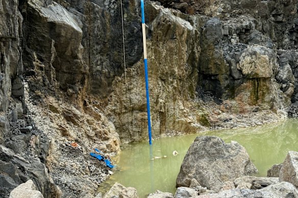 Chariot Resources’ Fonlo open pit, showing a composite vertical dyke across the 40m-wide pit, with branching pegmatite dykes.