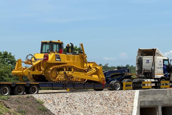 Lindian Resources’ new Komatsu D155AX bulldozer arriving on-site in January.