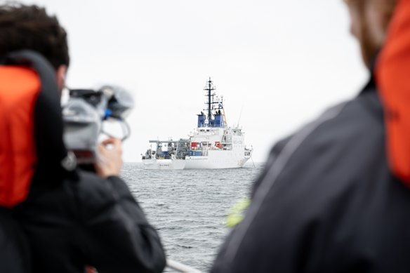 The Finnish Navy transported media to NATO ship Alliance during an exercise from the Upinniemi naval base.