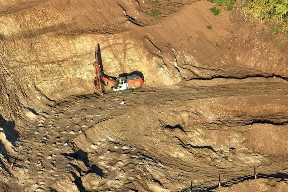 Lindian Resources’ drill rig working on the blast hole pattern in the company’s Kangankunde stage-one open pit.